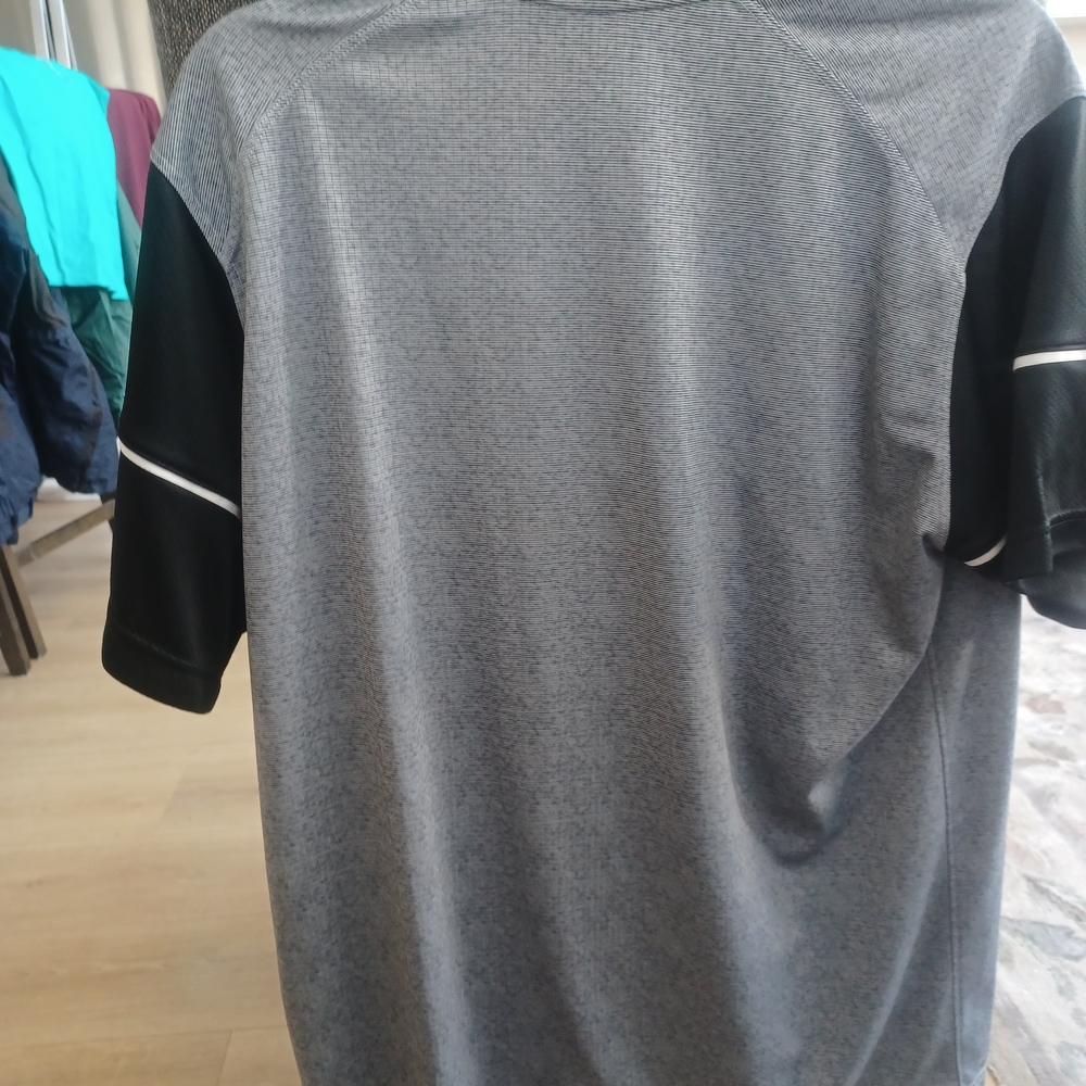 Nike Men's Gray and Black Jersey